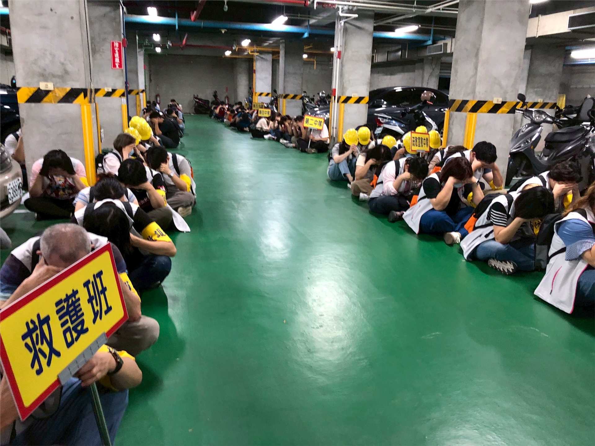 新北市土城區公所編組之民防團協助洽公民眾實施疏散避難