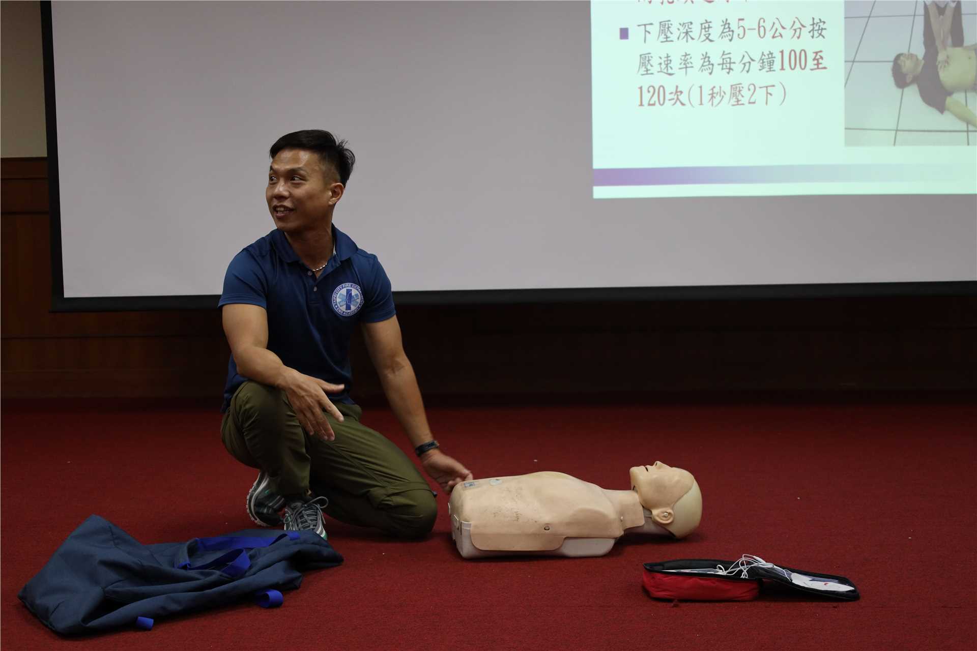 Instructors dispatched by the Taipei City Fire Department giving lessons.