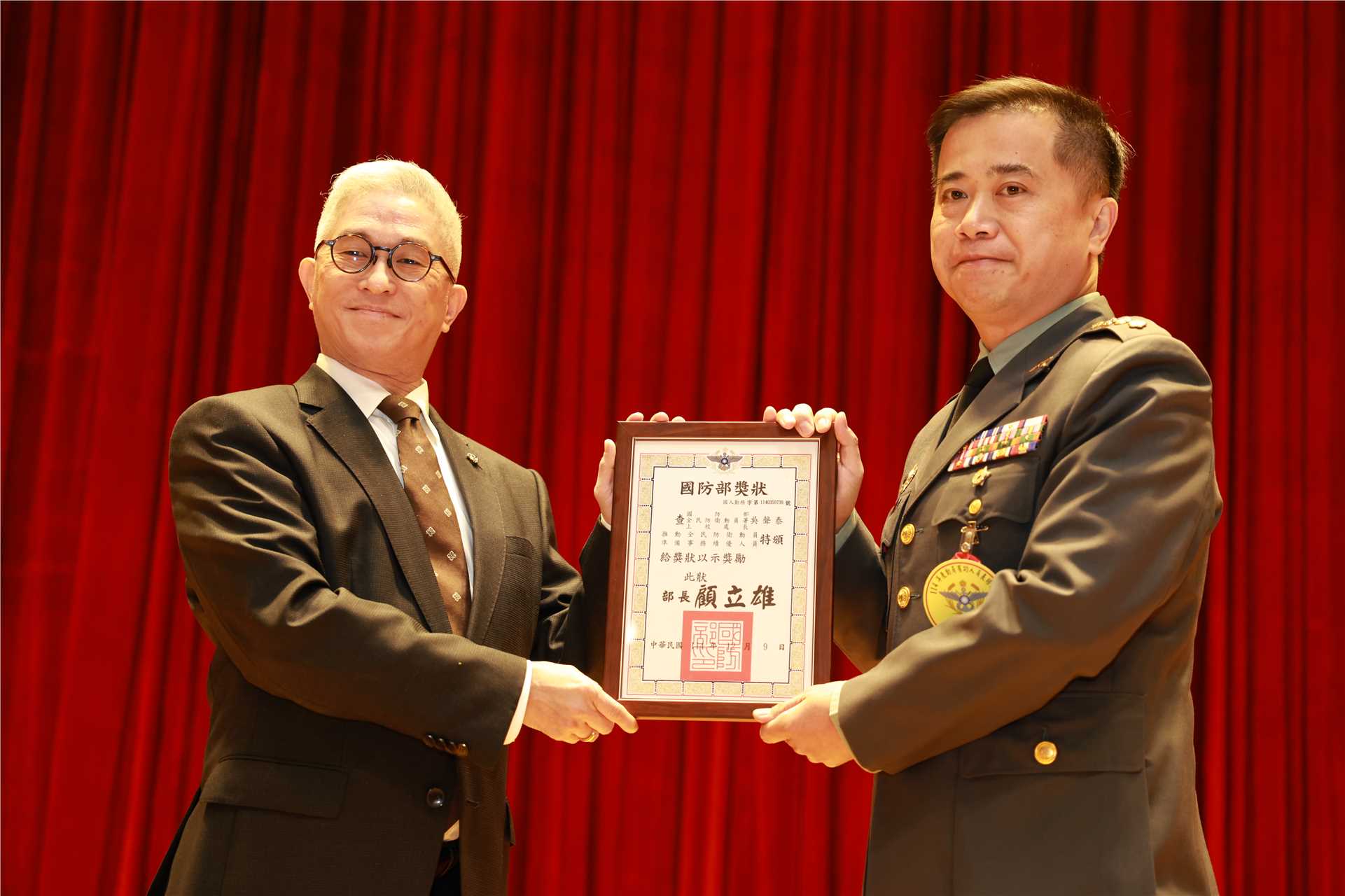 Mr. Hsu, Vice Minister of National Defense, publicly presented awards to meritorious mobilization personnel Mr. Hsu, Vice Minister of National Defense, publicly presented awards to meritorious mobilization personnel